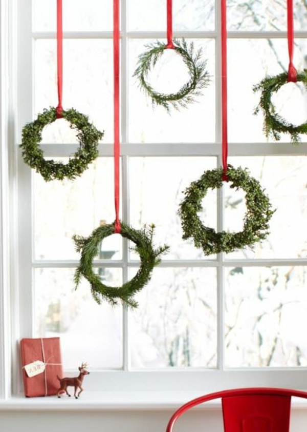 ventana de decoración Navidad coníferas guirnaldas verde