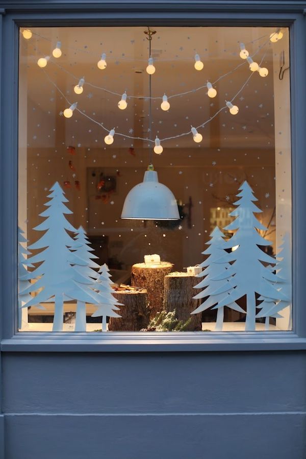 vindu dekorasjon enkle gran trær laget av papir