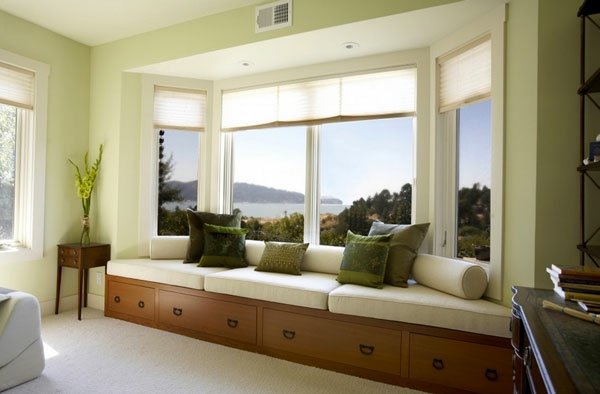 fenêtre niche bois lin beige herbe vert oreiller