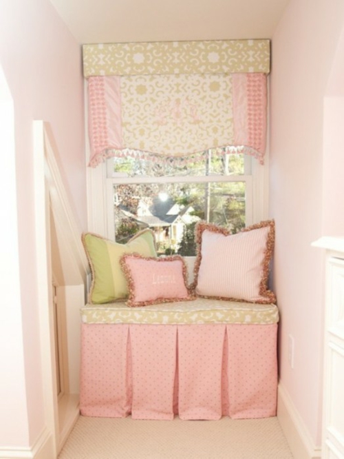 在托儿所粉红色舒适的枕头窗口座位