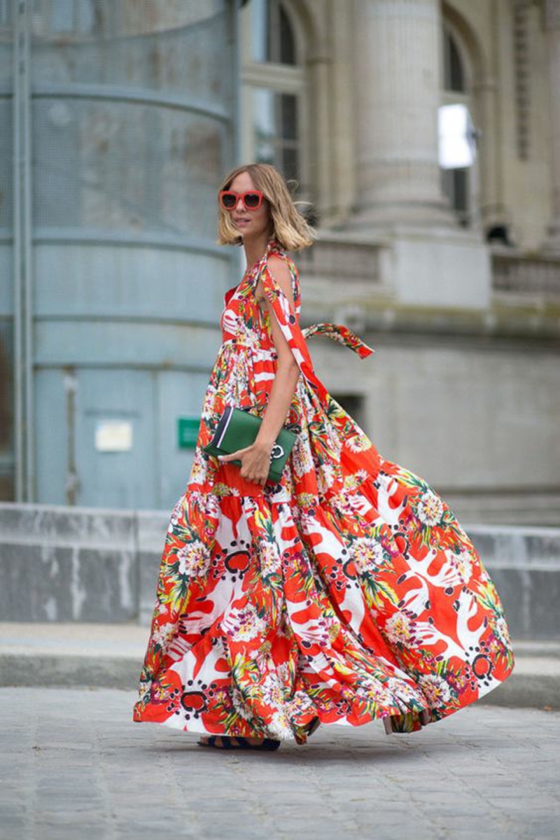 slavnostní letní šaty dlouhé květinové šaty letní móda trendy květina vzor červená