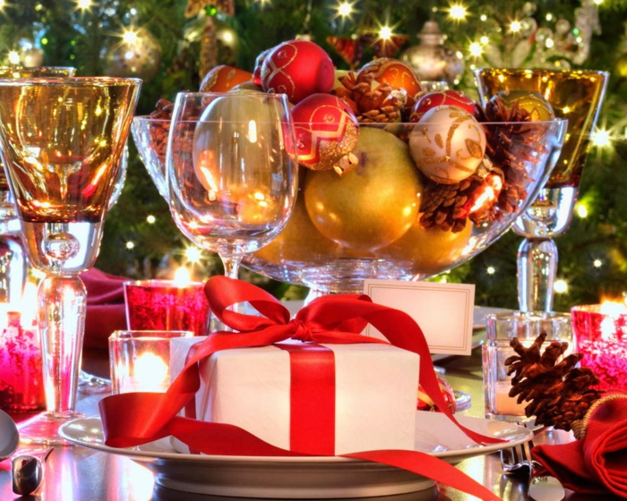 festlig bord dekoration julen kop med jul bolde