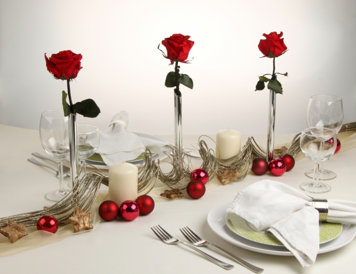 festlig bord dekoration jul jul kugler røde roser