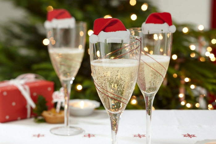 festlig bord dekorasjon julen skinnende effekter fairy lights champagne briller