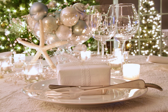 festlig bord dekorasjon julen skinnende effekter julballer sølv