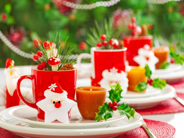 festlig bord dekorasjon julen rød kopper lys
