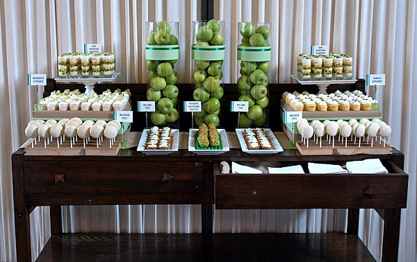 slavnostní jarní stolní dekorace jablko zelený dezert