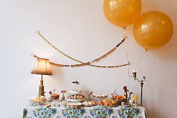 slavnostní jarní stůl dekorace oranžová balón girlandy