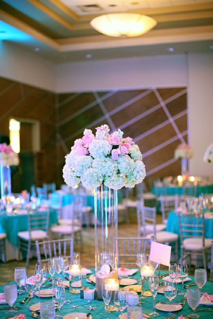 празнична маса декорация сини акценти флорални свещи за маса