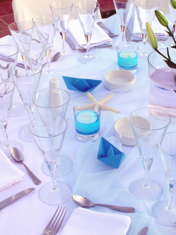 juhlava pöydän koristelu sininen aksentti kynttilät tulppaanit