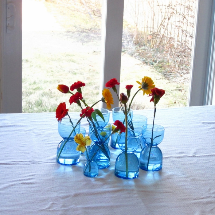 feestelijke tafeldecoratie blauwe deco glazen glazen bloemdecoratie