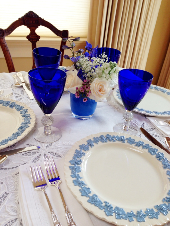 juhlava pöytäkoriste sininen lasit dekovase kukkia