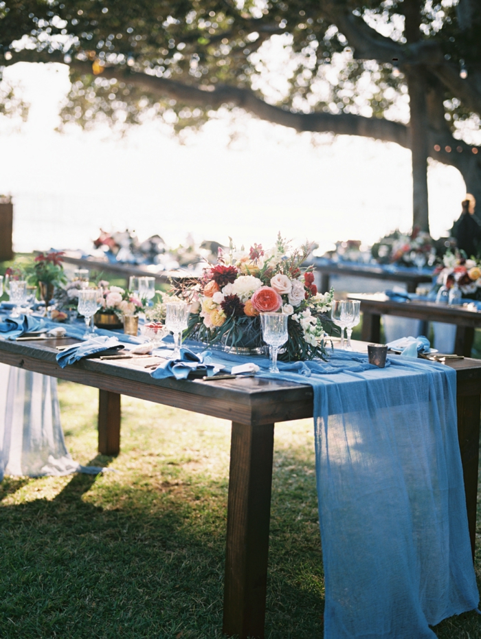 feestelijke tafel decoratie blauw tafelkleed bloemen feestelijk romantisch tuinfeestje