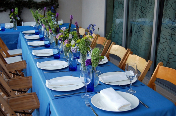 festlig bord dekoration blå duge blomster vase haven fest