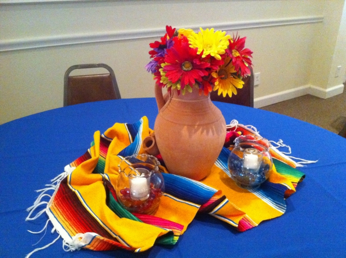празнична декорация на маса синьо покривало за цветни елементи