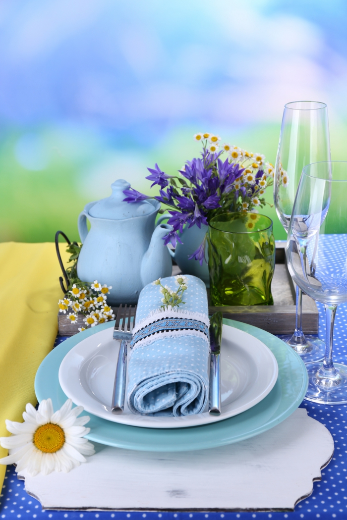 festlige bord dekoration blå blomster deco ideer