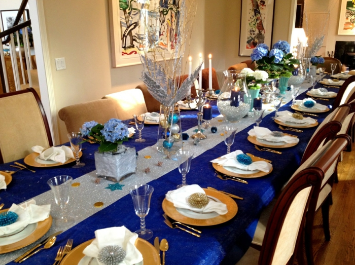 festlig bord dekoration bluer bord runner gyldne accenter
