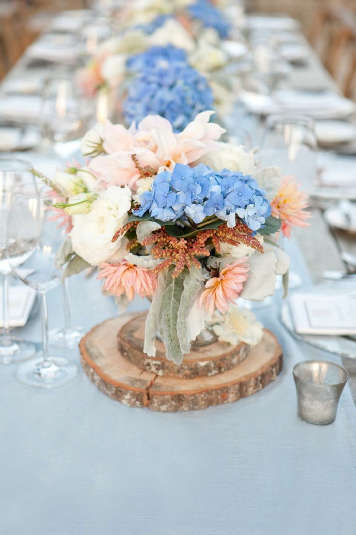 feestelijke tafel decoratie bloemen hout rustieke vrouwelijke kaarsen tuin decor