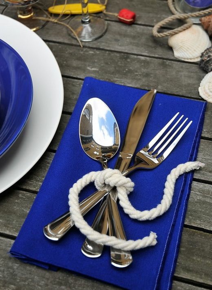 feestelijke tafeldecoratie donkerblauwe servet feestelijke decoratie-ideeën