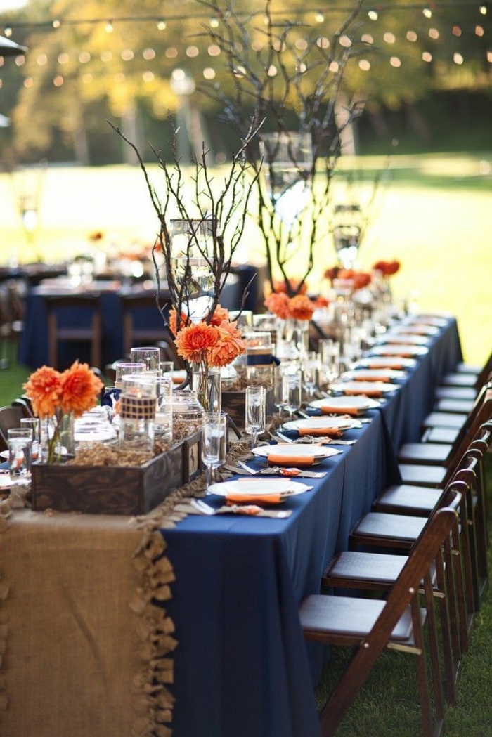 празнична маса декорация тъмно синьо покривка елегантни оранжеви акценти