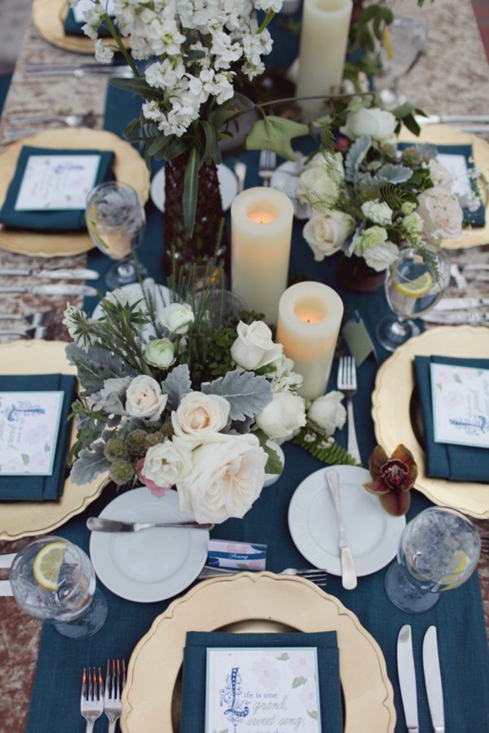 juhlava pöydän sisustus tummansininen pöytäliina kynttilöitä kukkia deco ideoita