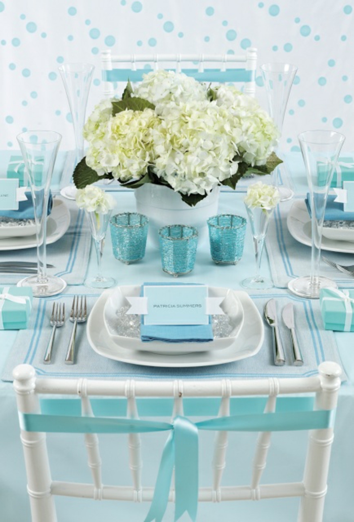 juhlava pöydän koristelu vaaleansininen kukka romanttinen