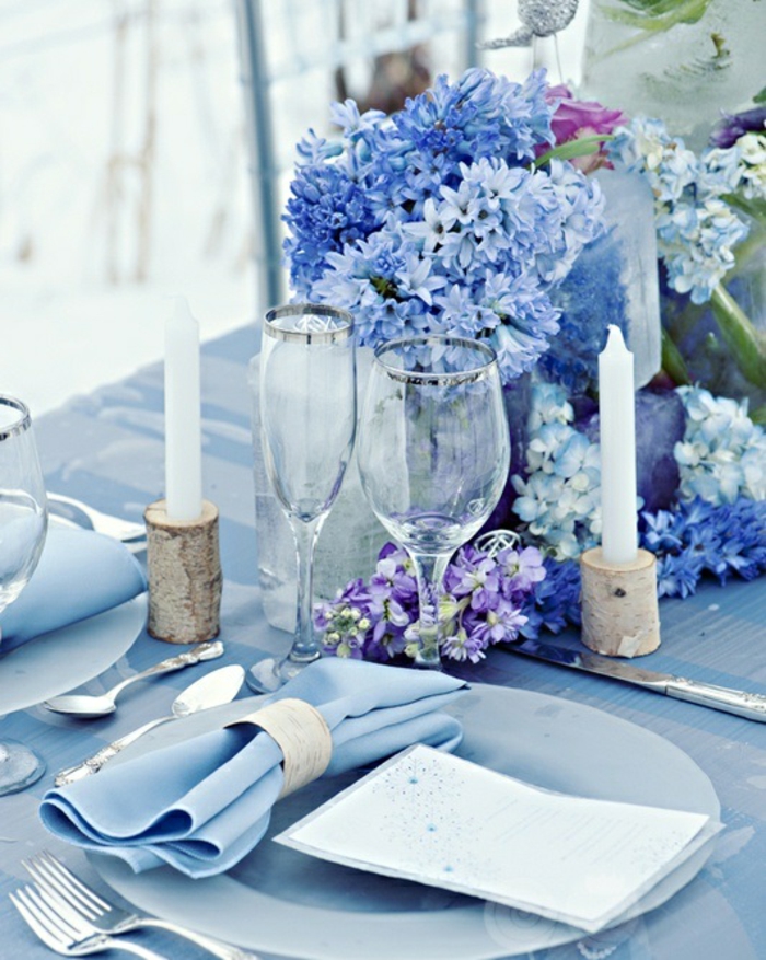 feestelijke tafeldecoratie lichtblauw tafelkleed bloemenkaarsen