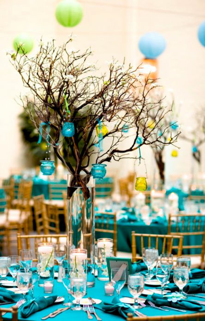 festlig bord dekoration lyseblå bordduk havefest
