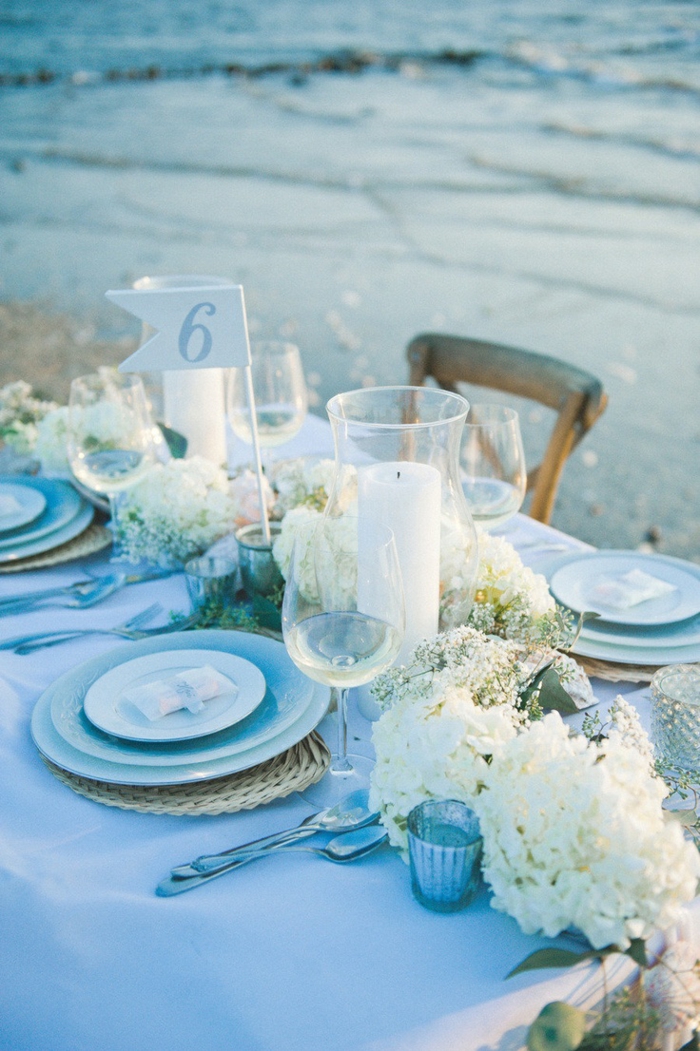 festlig bord dekoration lyseblå dug romantiske stearinlys blomster