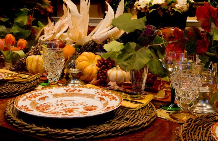节日的餐桌装饰秋季天然材料