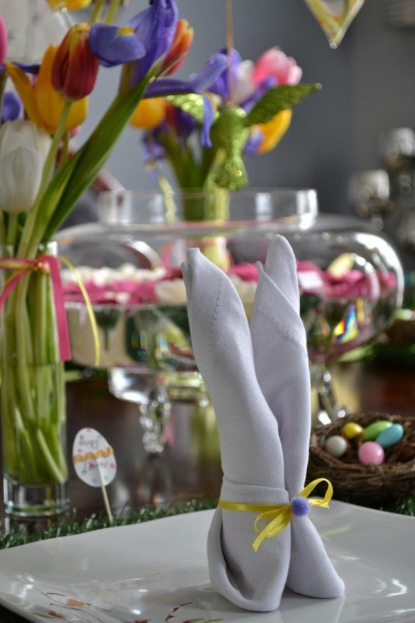 festlig bord dekoration ostertischdeko servietter fold hare loop