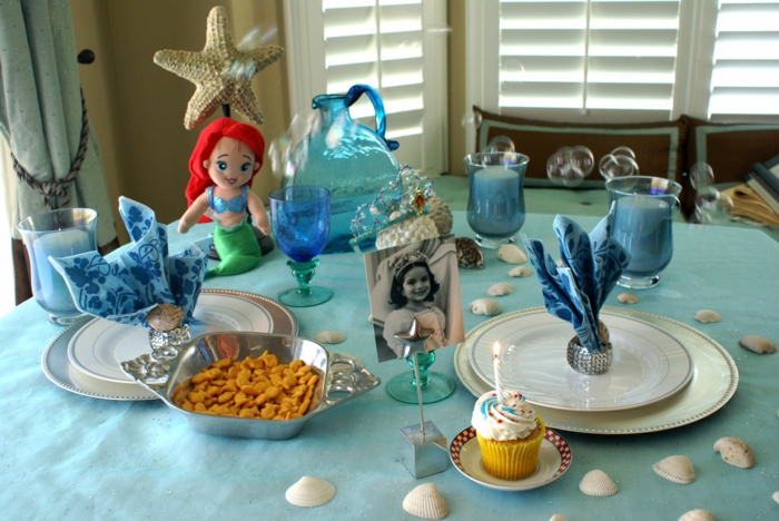 feestelijke tafel decoratie feestideeën deco lichtblauw tafelkleed
