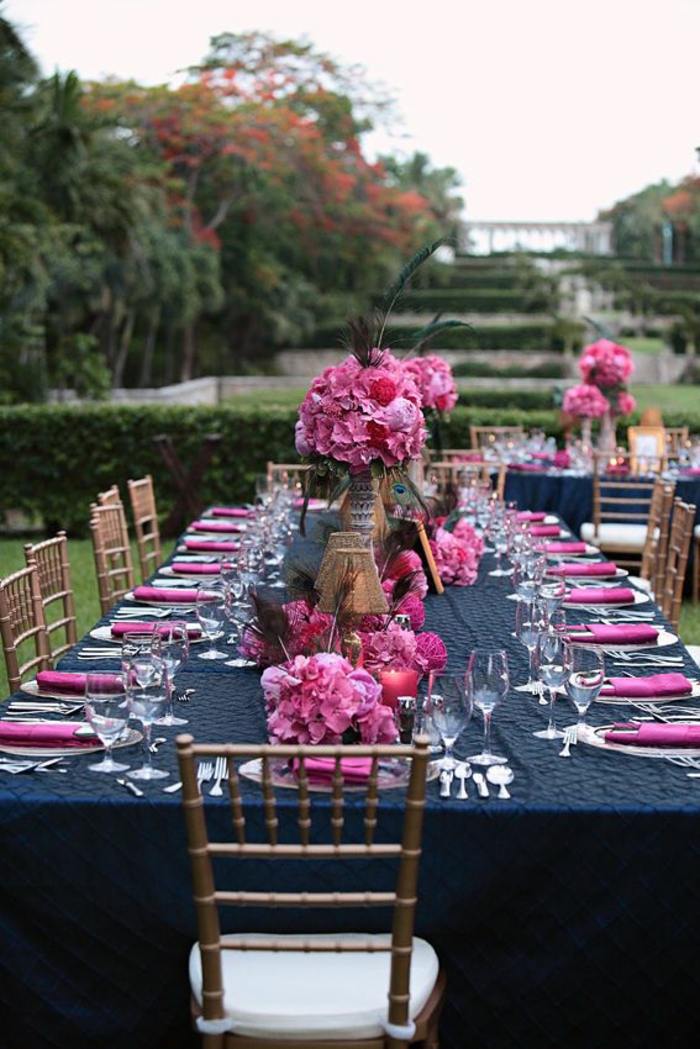 festlig bord dekoration lyserøde accenter mørkeblå
