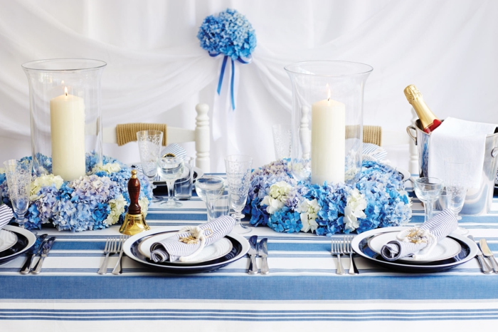feestelijke tafeldecoratie gestreept patroon tafellaken blauwe bloemen
