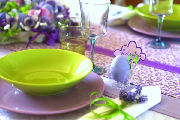 节日的餐桌装饰复活节彩蛋鸡蛋餐具