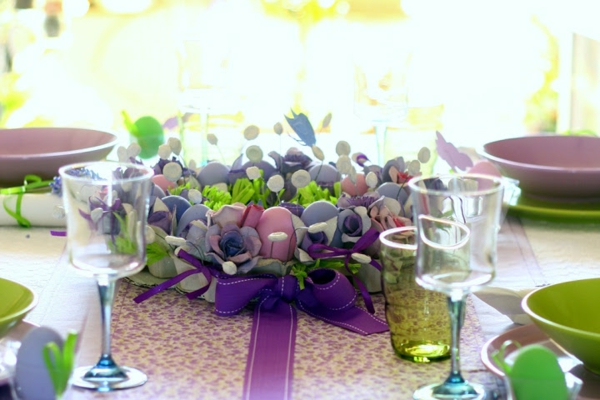 节日的餐桌装饰复活节彩蛋复活节花圈