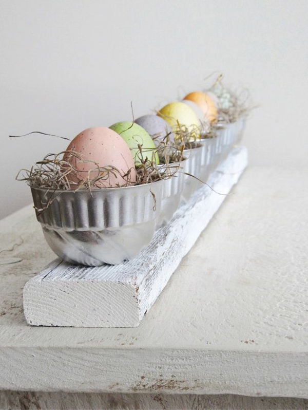 节日的餐桌装饰复活节彩蛋绘复活节彩蛋柔和的颜色