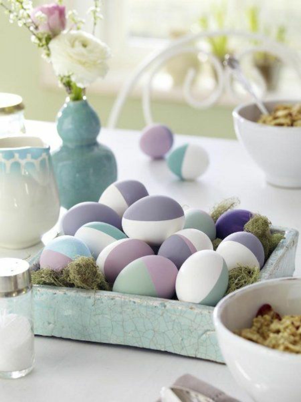 复活节彩蛋的欢乐桌装饰绘复活节彩蛋
