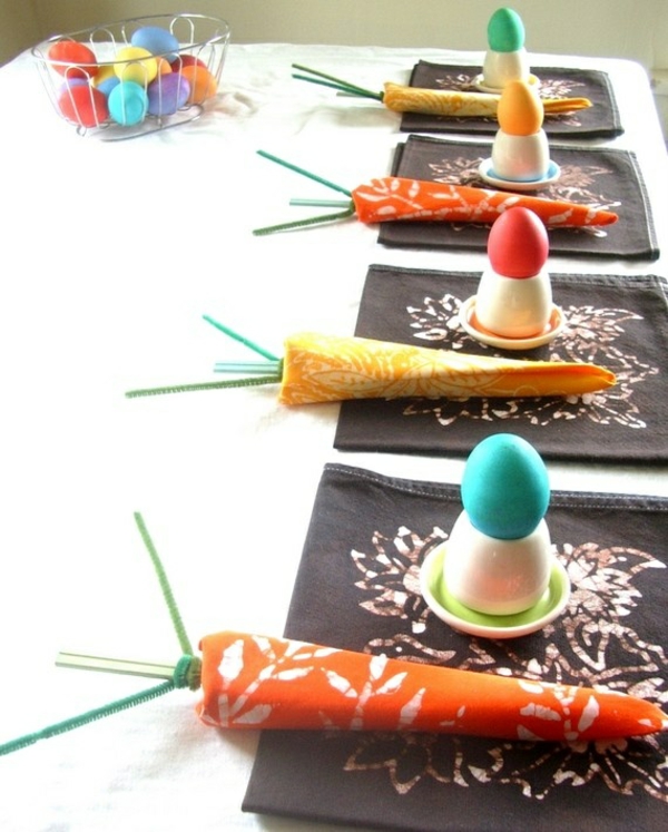 juhlava pöydän koristelu pääsiäisen lautasliinat taittuvat porkkanat pääsiäismunat