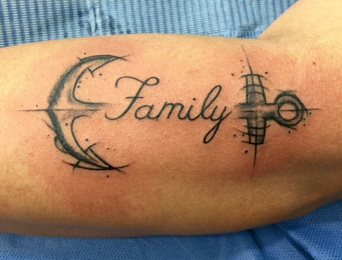 filigran tatovering anker familie underarm mænd