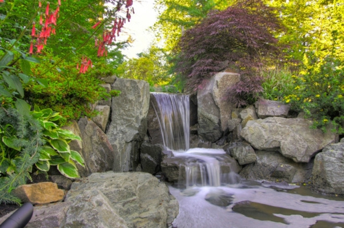 Следене в градината пейзаж красив камък водопад
