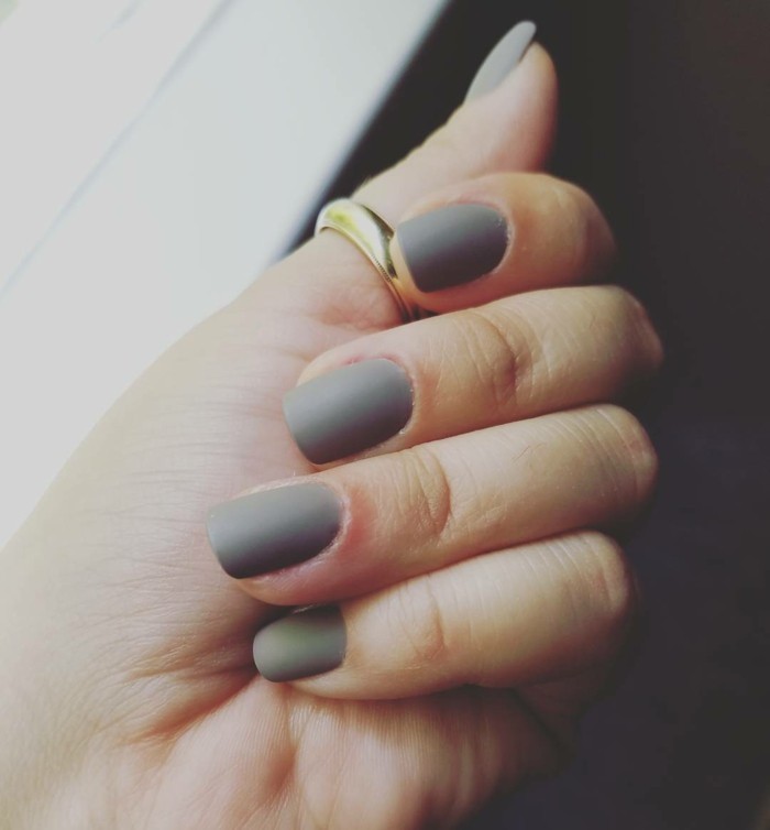 指甲设计灰色，秋天的颜色