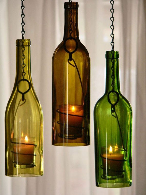 Flitslichten van hangende lampen van wijnflessen
