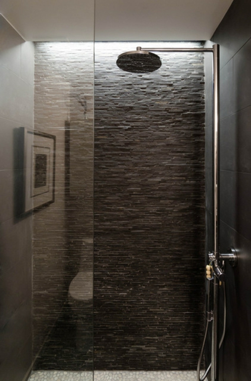 天然石材瓷砖在灰色玻璃淋浴房