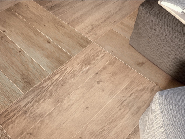 木材中的瓷砖看起来铺设客厅地板的地砖