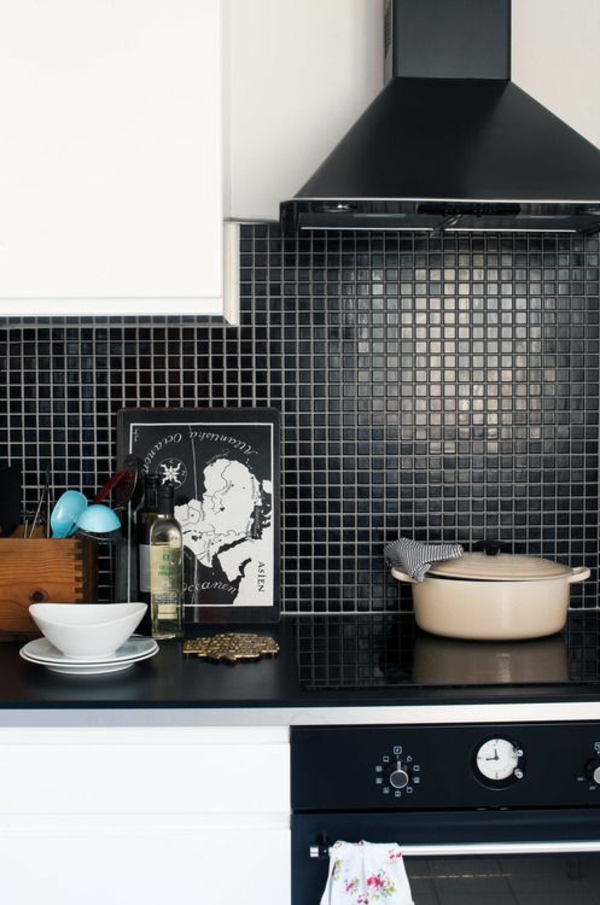 flisebelagt spejl køkken køkken bagvæg ideer mosaik fliser helt sort