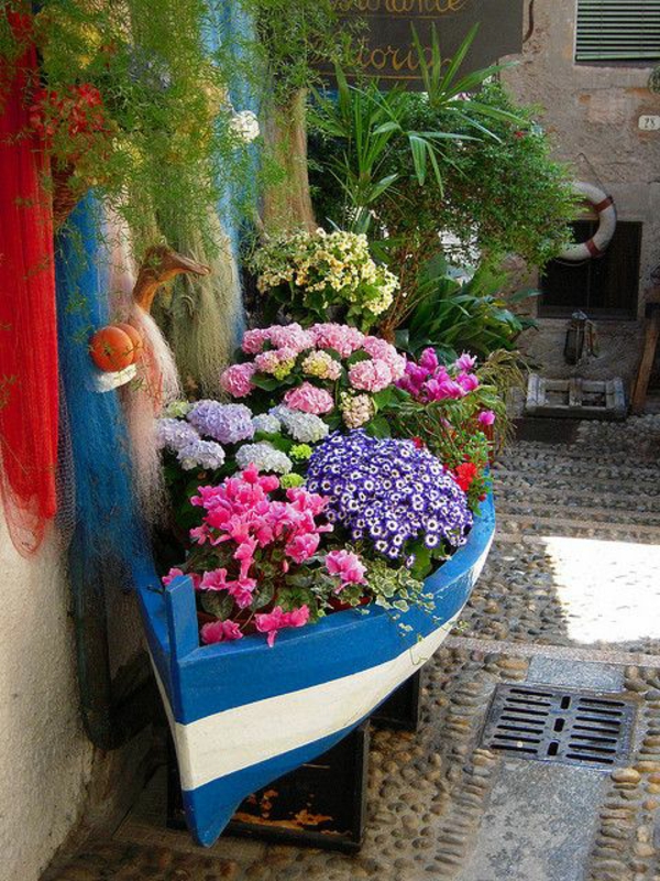 bateau floral dans le jardin