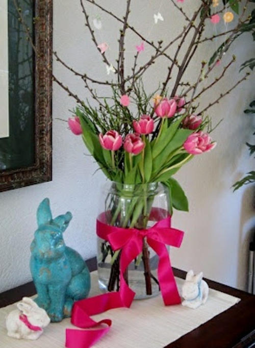 gang decoratie blauw porselein keramiek konijntjeslint roze bloemen pasen