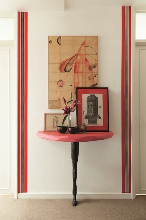 koridor dekorace nápady červené akcenty a neutrální nástěnné barvy