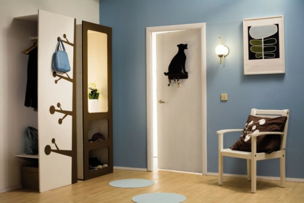 indretning ideer tendenser blå væg maling laminat lys træ garderobe